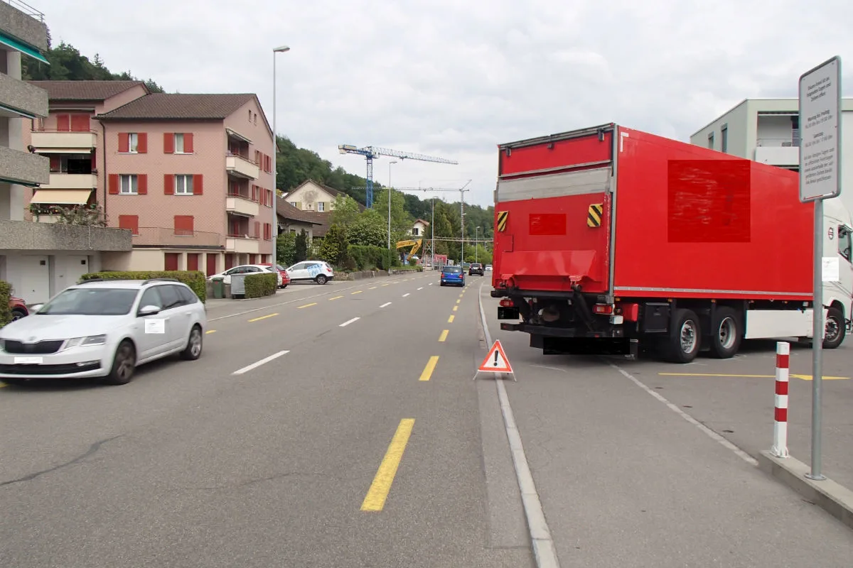 Erlinsbach AG - Knabe (8) gerät unter Lastwagen