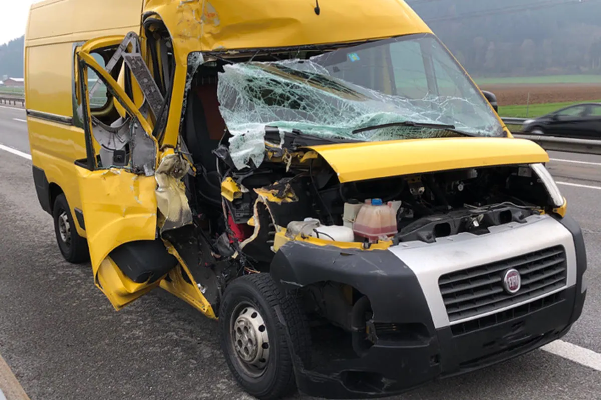 A2 / Langnau bei Reiden LU - Auffahrunfall auf Autobahn
