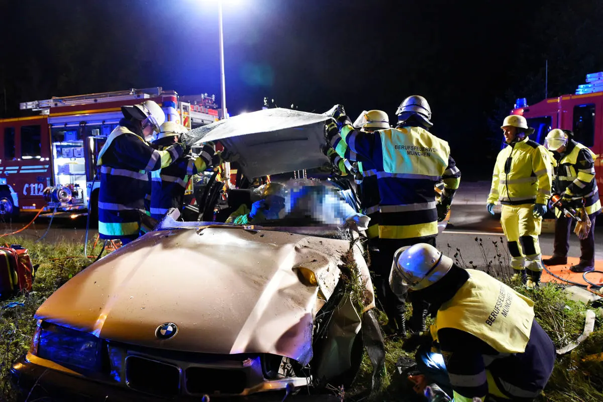 Nächtlicher Verkehrsunfall mit schwer verletzter Person