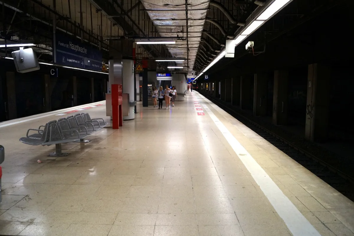 Frankfurt-Innenstadt - Mann von Bahn erfasst