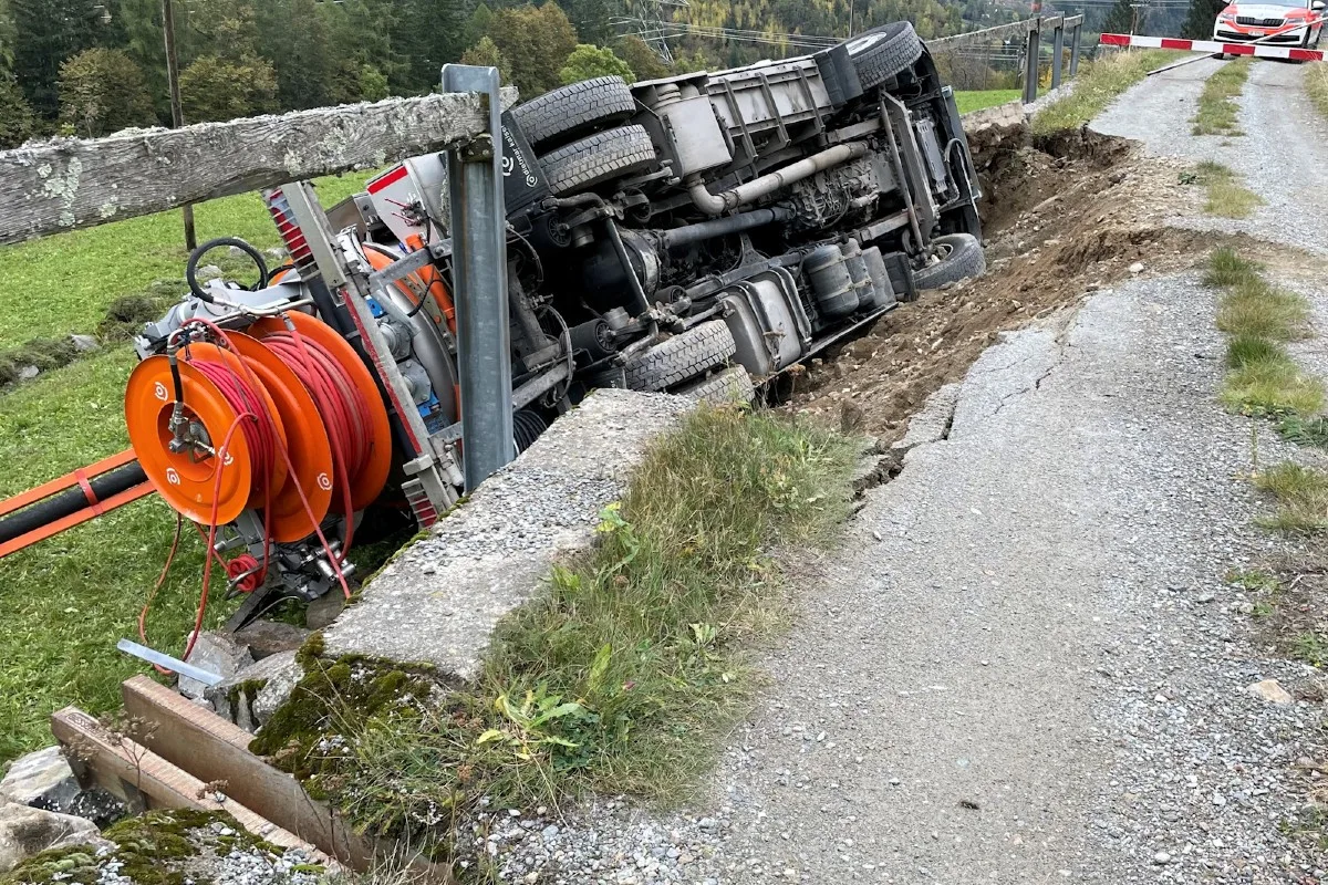 Unfall in Brusio GR - Stützmauer gibt nach – Lastwagen kippt zur Seite