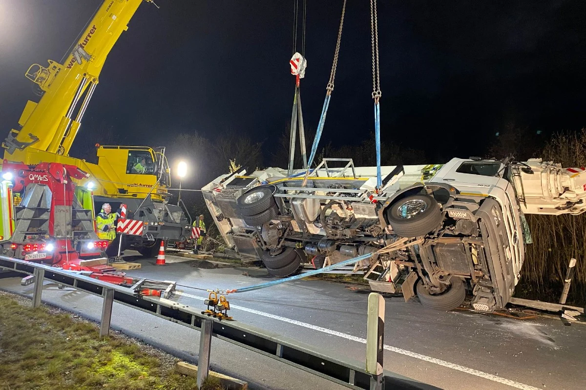 Risch Rotkreuz ZG - Aufwendige Bergungsarbeiten nach Selbstunfall