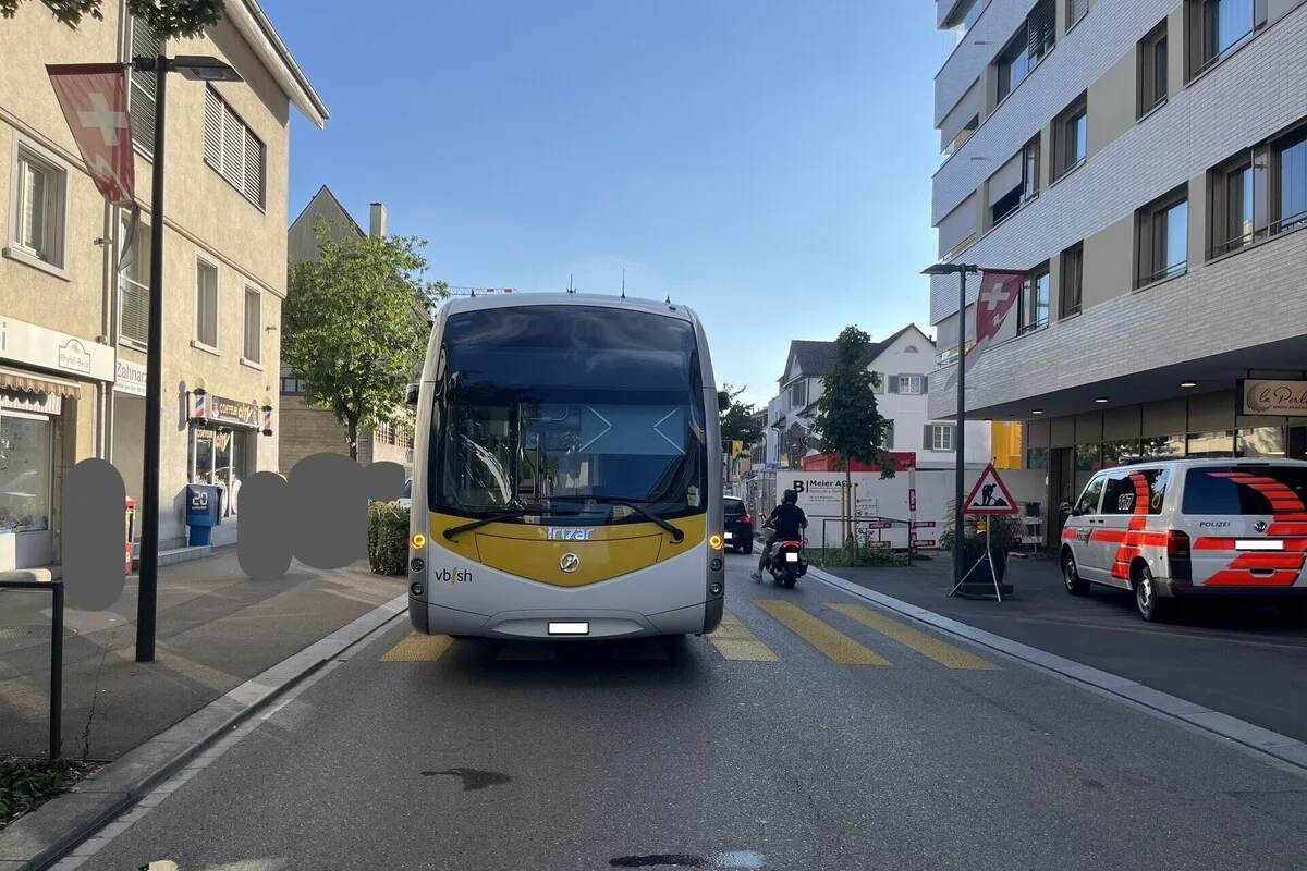Neuhausen am Rheinfall SH - Linienbus erfasst eine Fussgängerin