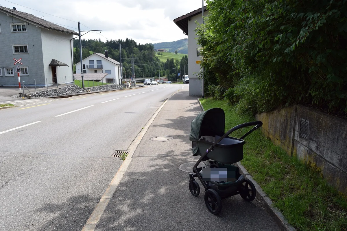Zwei Unfälle in Teufen AR -  Kleinkind aus dem Kinderwagen gefallen 