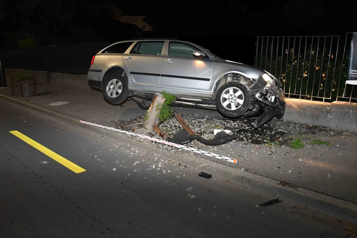 Unfall in Chur GR – Personenwagen auf Baumstrunk gesetzt