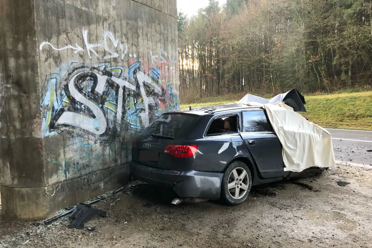 Wohlenschwil AG - Heftige Kollision mit Brückenpfeiler fordert Todesopfer - Zeugenaufruf