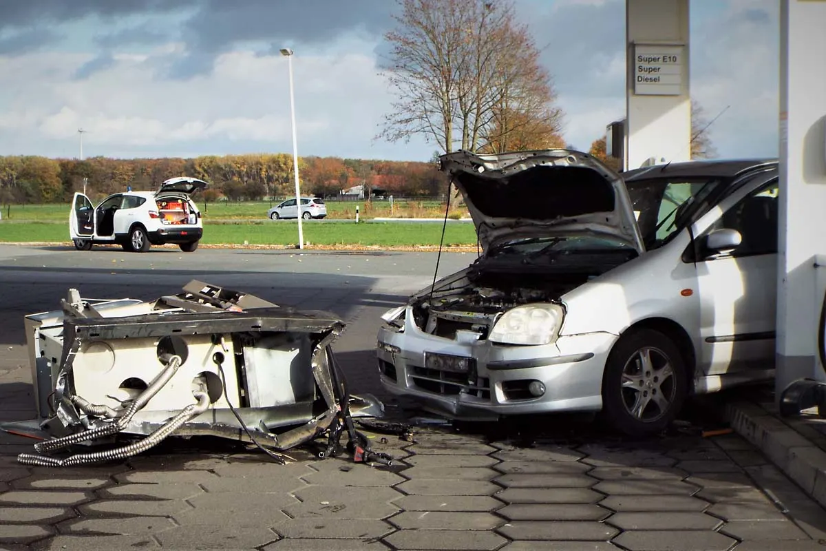 Zapfsäule auf Tankstelle in Salzkotten gerammt - Defekte Bremsen?