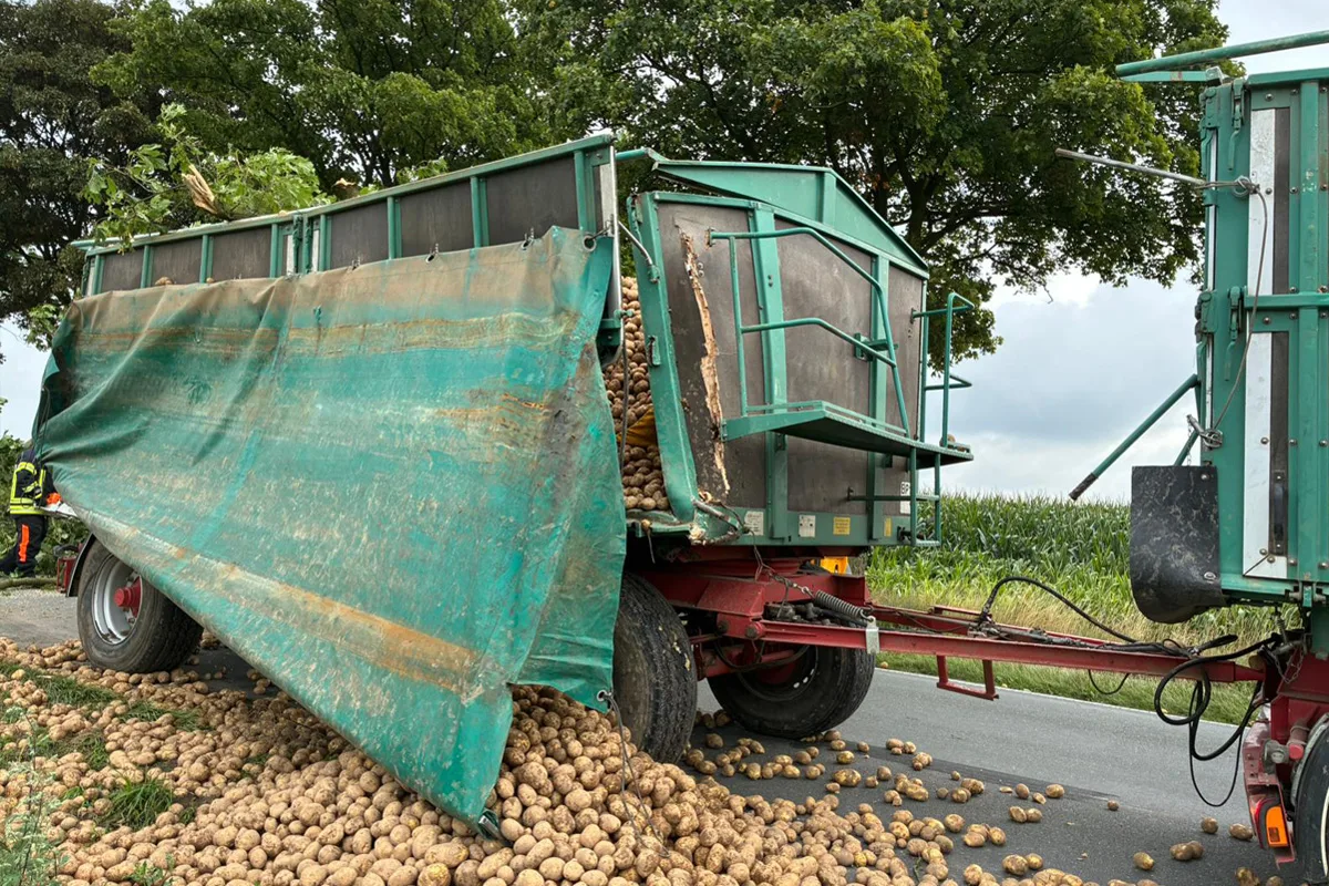Bedburg-Hau NW – Traktorgespann prallt gegen Baum