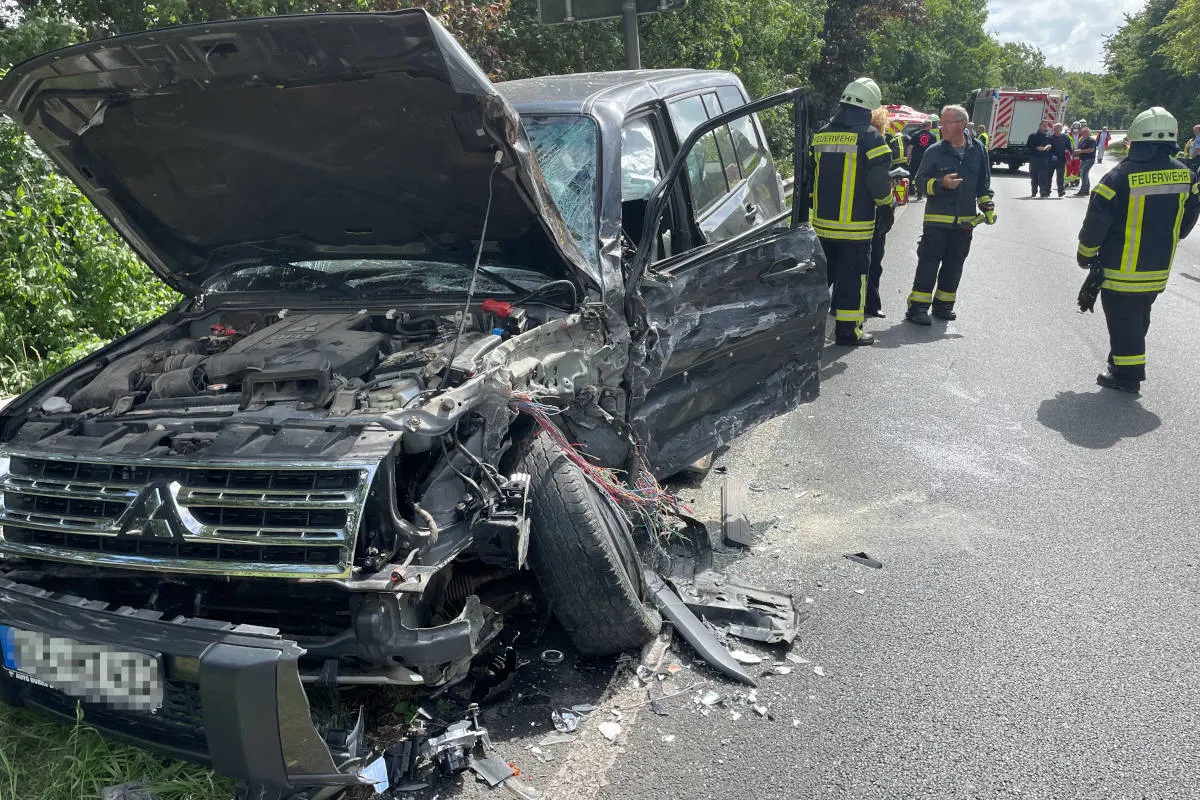 Goch-Platzdorf – 12 Verletzte nach schwerer Kollision mit Feuerwehrfahrzeug