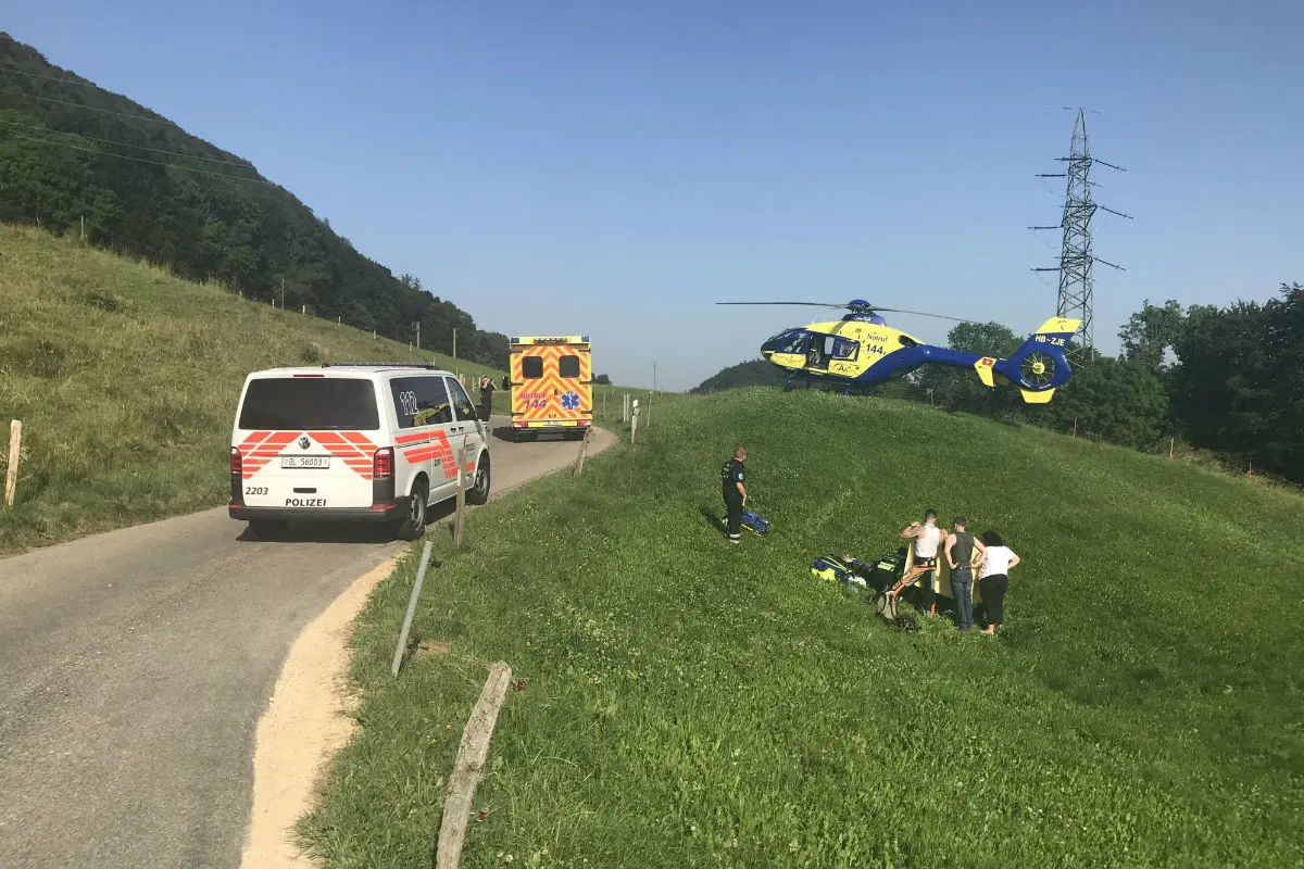 Oltingen BL - Motorradfahrerin verletzt sich bei Selbstunfall