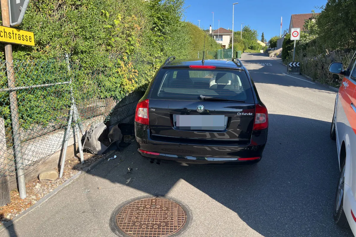 Bergdietikon AG – 19-Jähriger flüchtet vor Polizei und baut Unfall