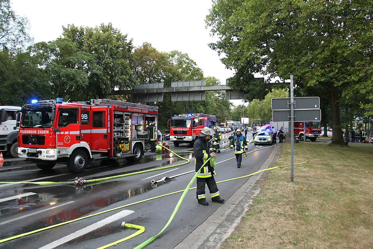 Sattelzug mit 25 Tonnen Papier brennt