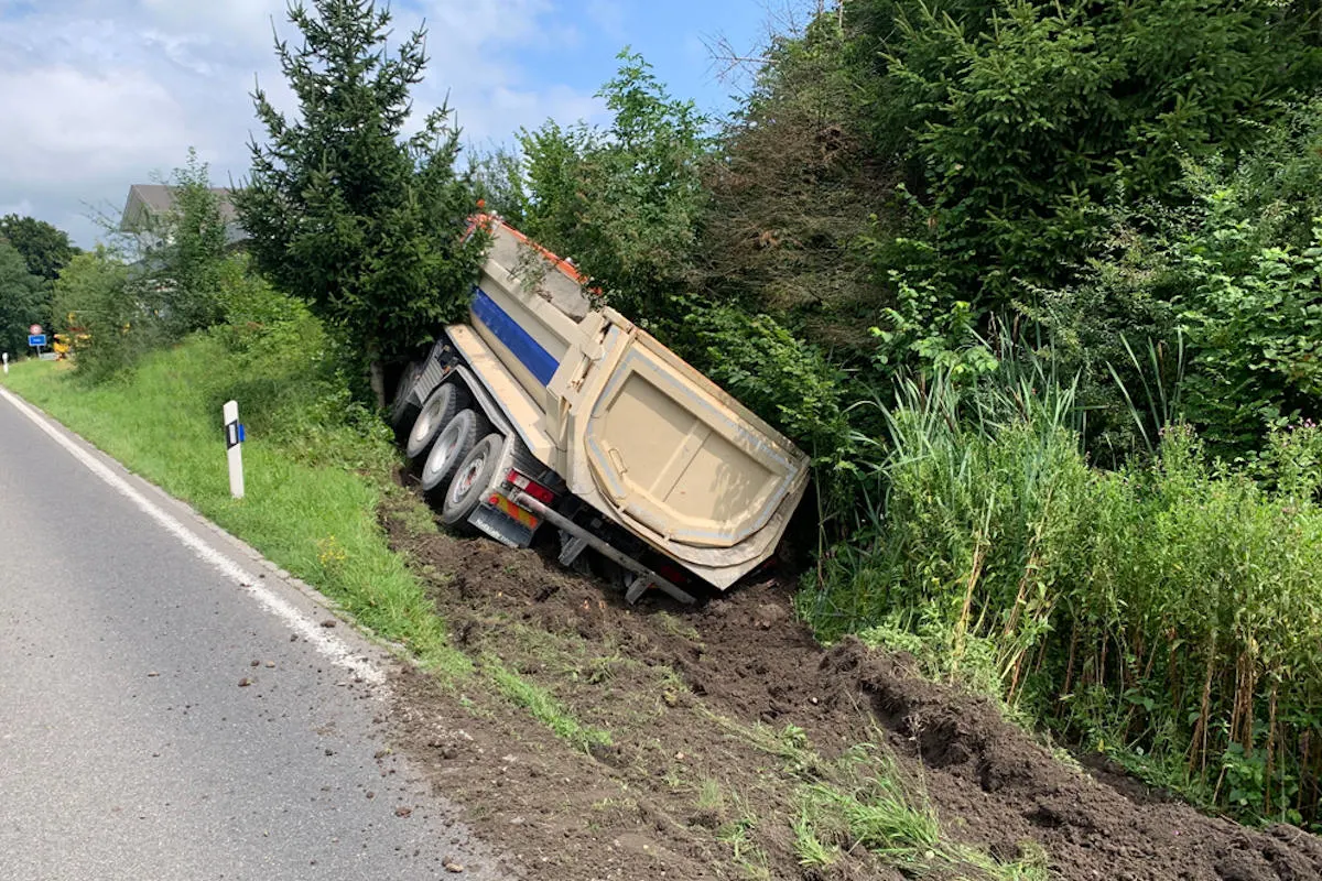 Rothenburg LU – Lastwagen kommt von Strasse ab und fährt in Böschung