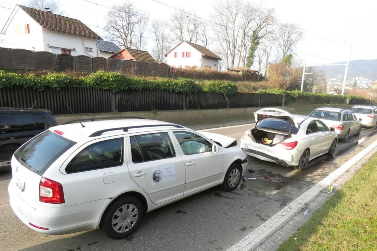 Döttingen AG - Eine Person verletzt nach Auffahrunfall
