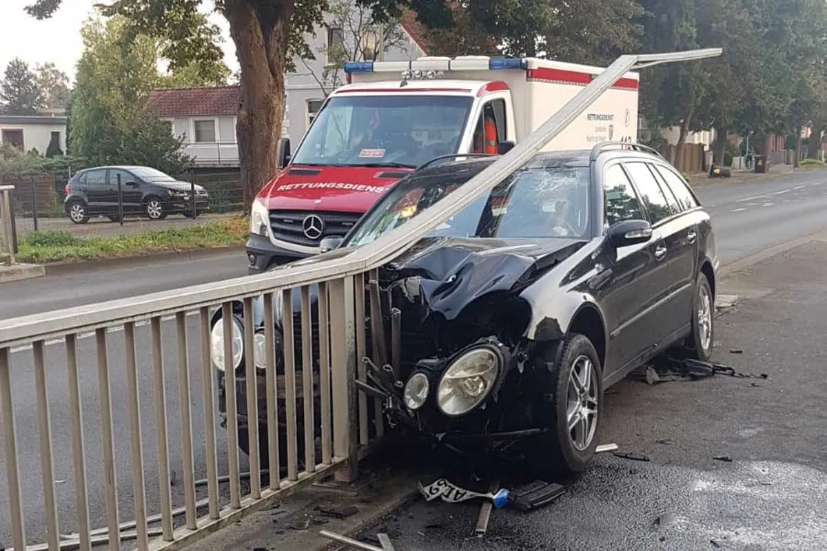 Nienburg - 26-jähriger ohne Fahrerlaubnis baut schweren Unfall