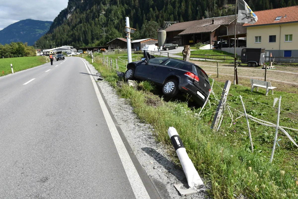 Rueun GR - Totalschaden bei Selbstunfall am Oberalp