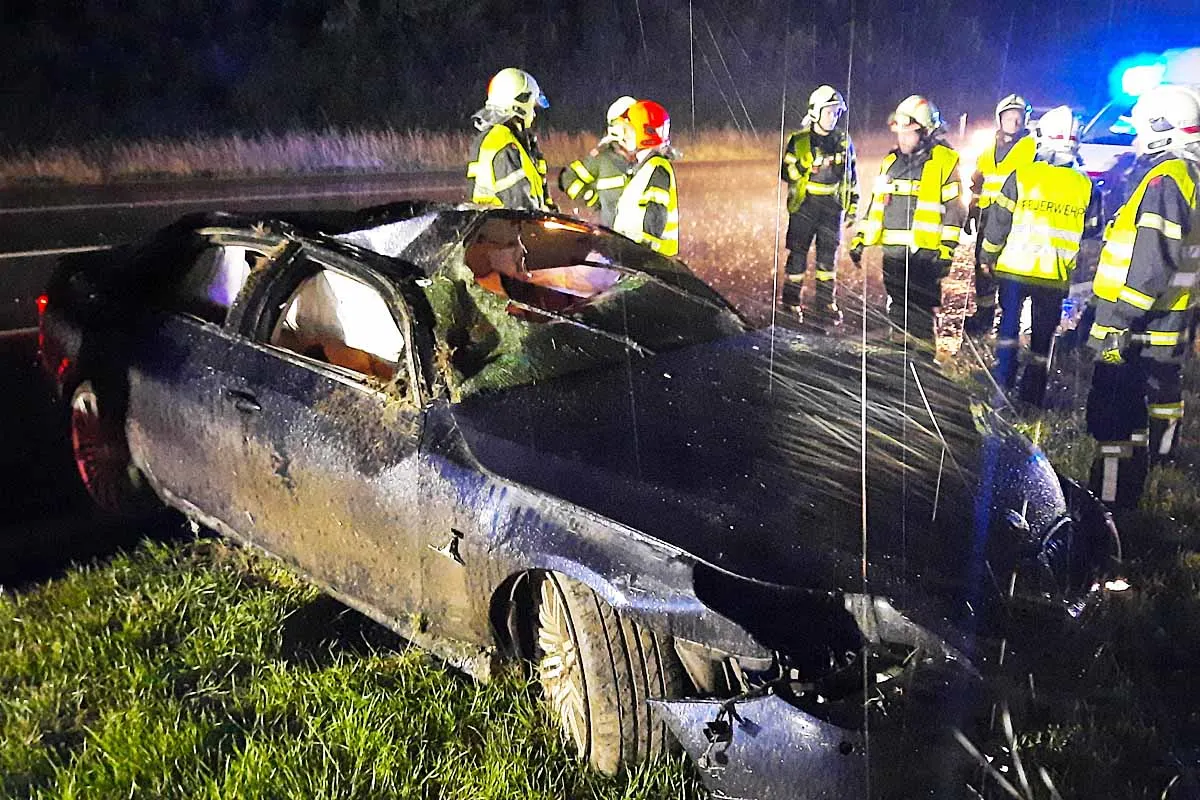 Wiener Neustadt - BMW bei schwerem Regen mehrfach auf der nassen Fahrbahn überschlug sich