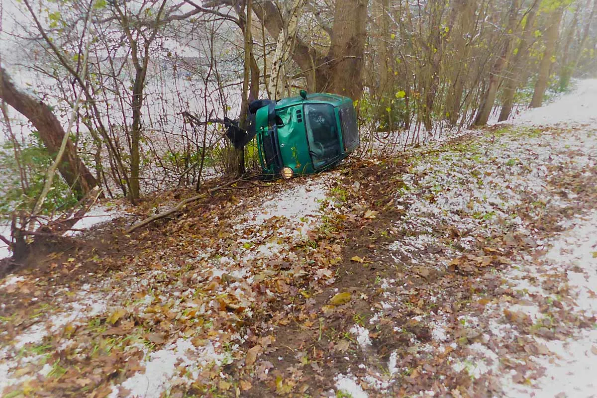 Cuxhaven - Verkehrsunfall während eines Überholmanövers auf schneeglatter Fahrbahn