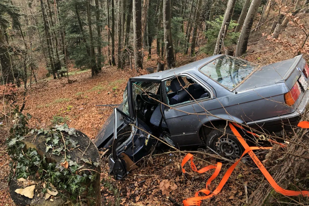 Unfall in Röschenz BL – Mit Auto die Böschung hinunter
