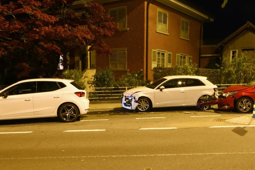 Auffahrunfall in Beromünster LU - Lenkerin von den haltenden vorderen zwei Autos überrascht - zwei Verletzte