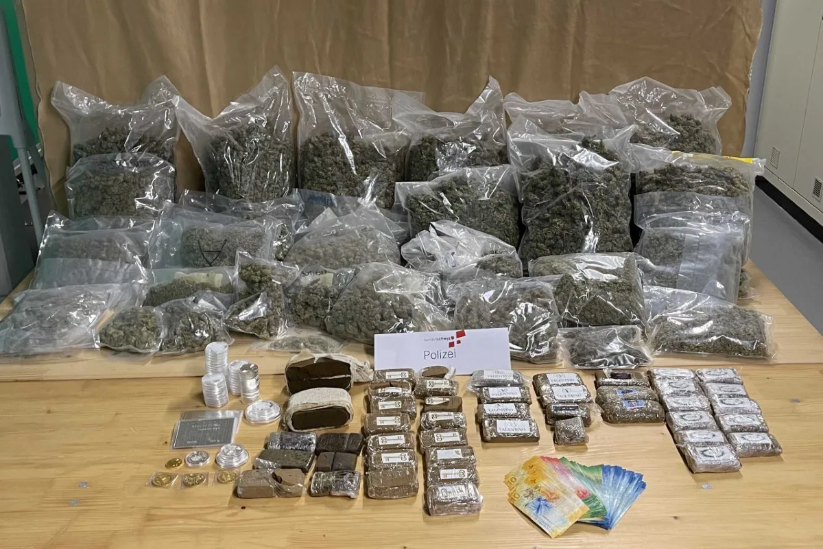 Bezirk Höfe SZ - Über 18 Kilo Cannabis sichergestellt