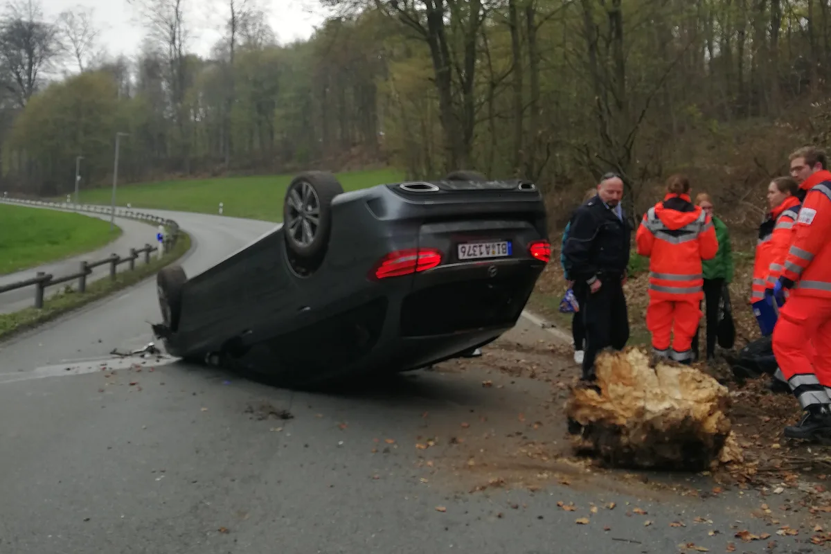 Überholmanöver endet auf Dach