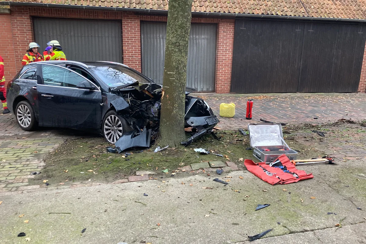 Minden NW – Autofahrer bei Unfall in Minderheide lebensgefährlich verletzt