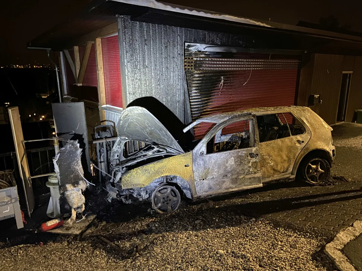 Brugg AG – VW Golf vor Garage ausgebrannt