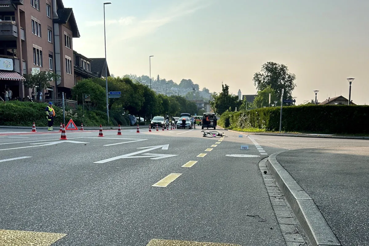 Richterswil ZH – Velofahrer bei Unfall von Auto erfasst und schwer verletzt