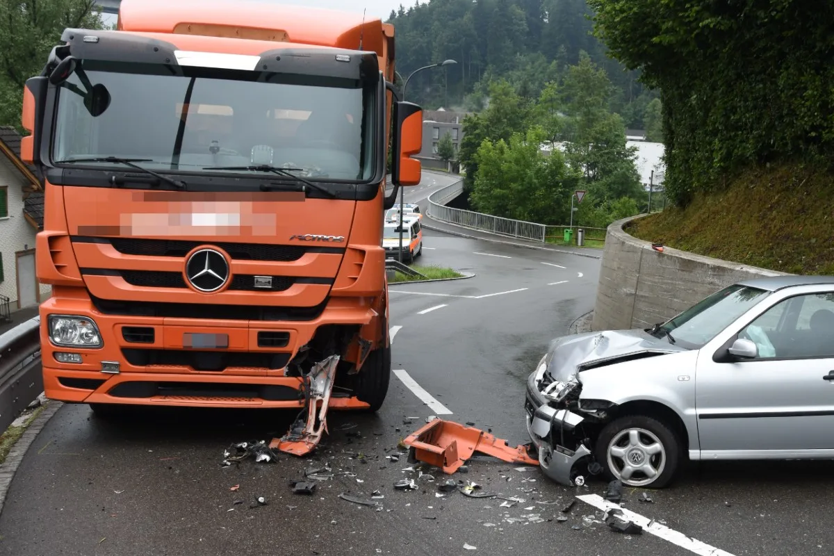 St.Josefen SG - Auto rutscht in Kurve und prallt in entgegenkommenden Lastwagen