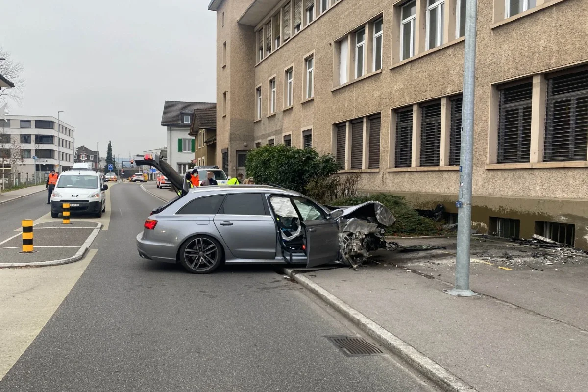 Suhr AG -  Stark beschleunigt und Kontrolle über Audi verloren