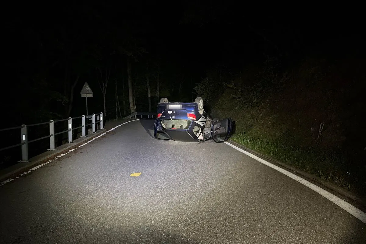 Balm bei Günsberg SO - Autofahrt unter Alkoholeinfluss endet auf dem Dach