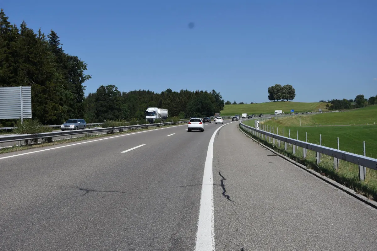 Gossau SG - Auto kollidiert auf Autobahn mit Gegenstand 