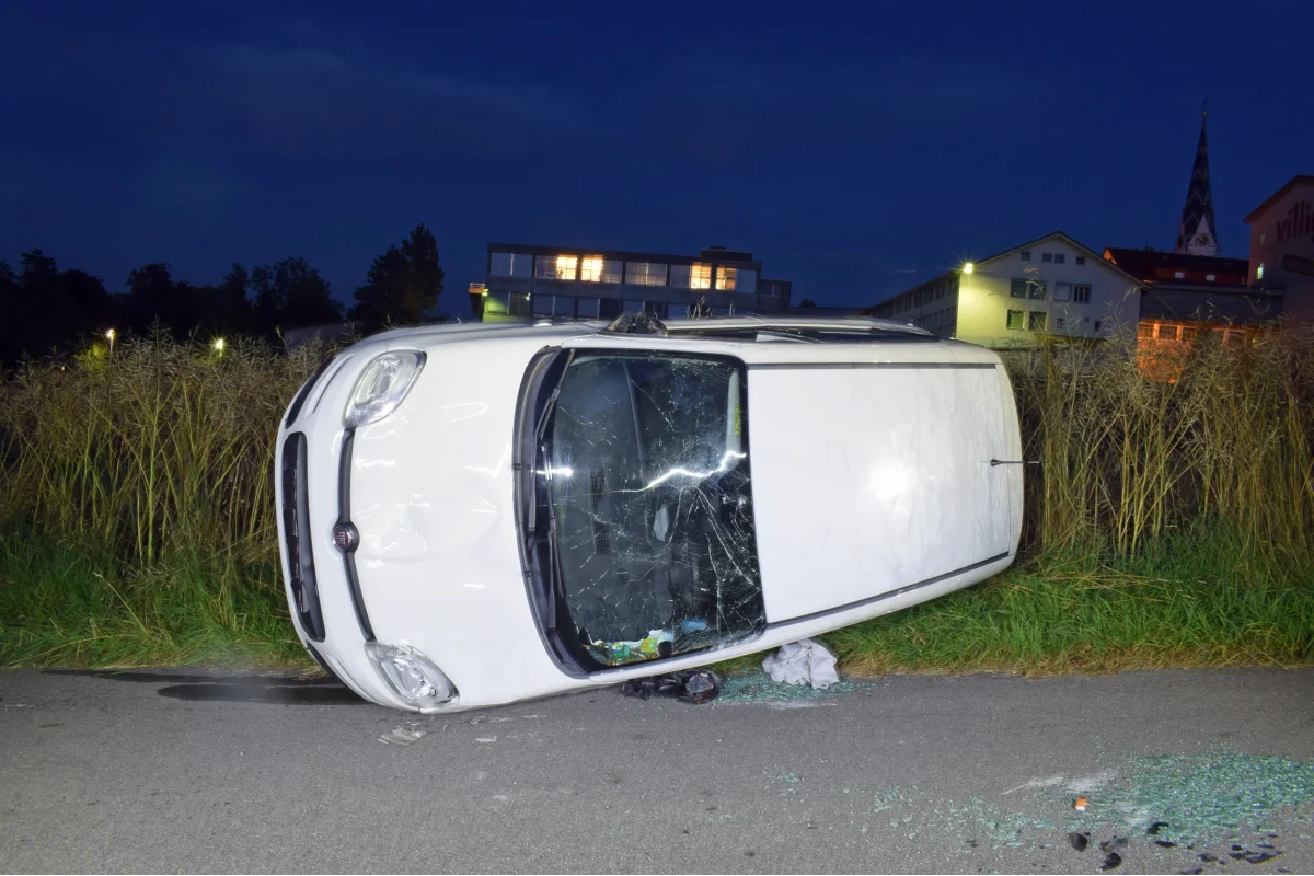 Pfeffikon LU - Auto kippt zur Seite – Autofahrer leicht verletzt