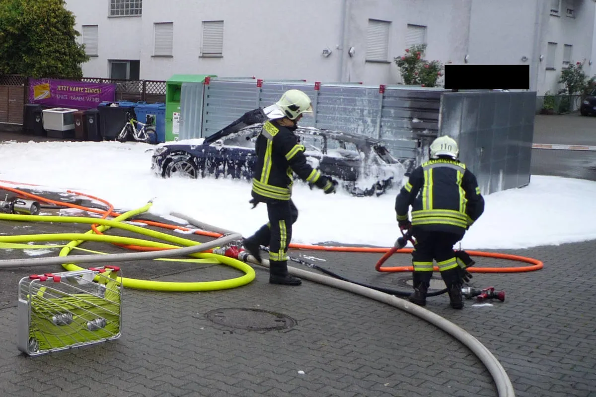 Fahrzeugbrand auf Tankstellengelände