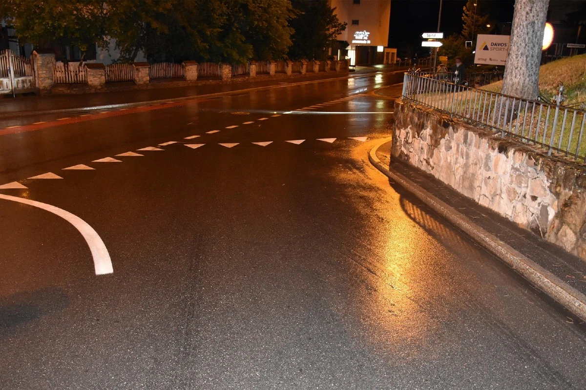 Davos Platz GR - Mit Scooter in Auto gefahren und verletzt