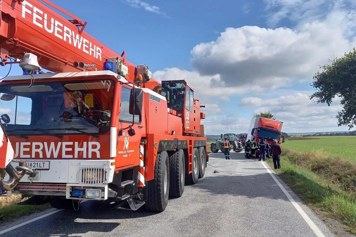 Ludweis-Aigen NÖ – Feuerwehr birgt 15-Tonnen-Lastwagen mit Eiern