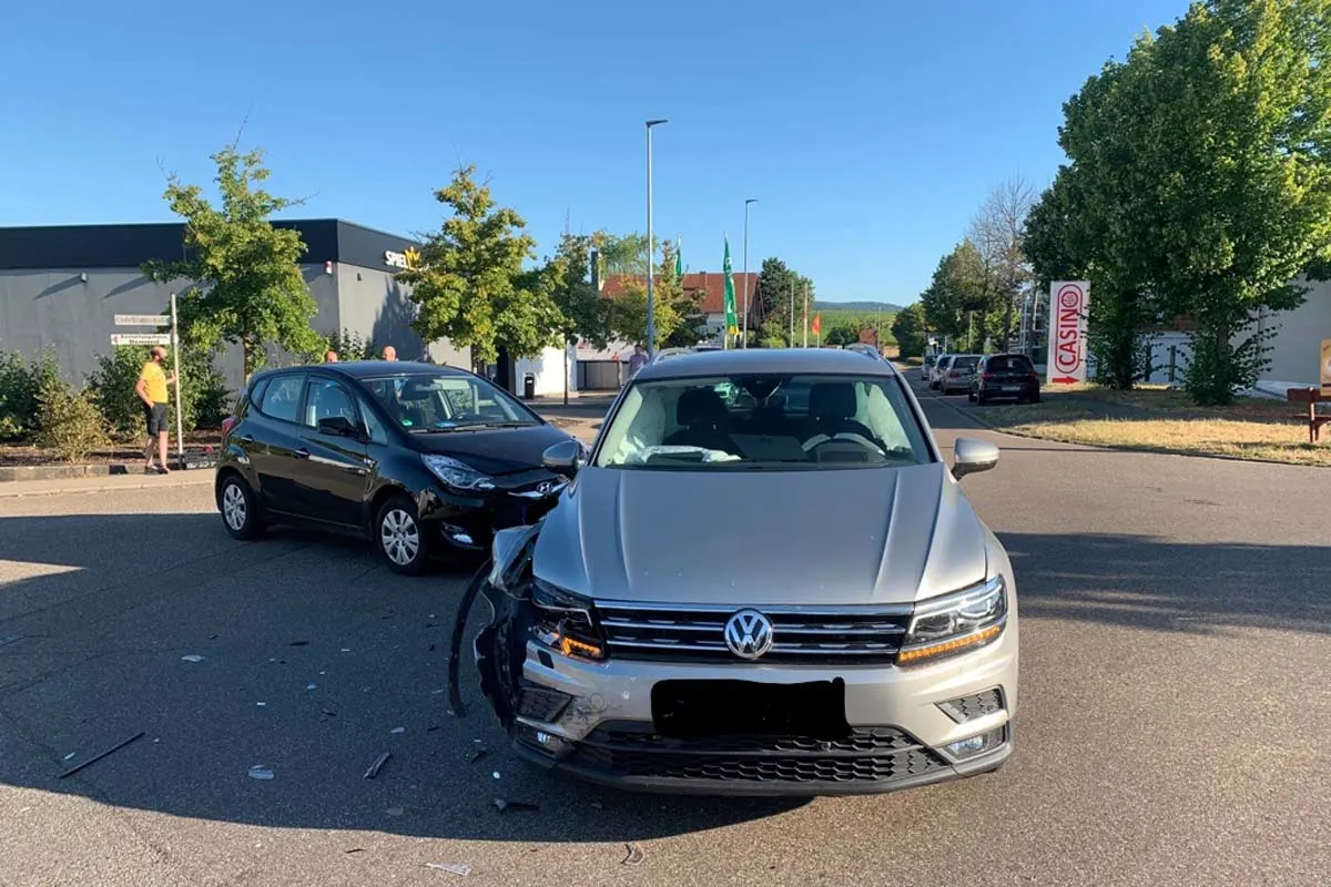 Bad Bergzabern - Unfall - beide Fahrzeuge nicht mehr fahrbereit