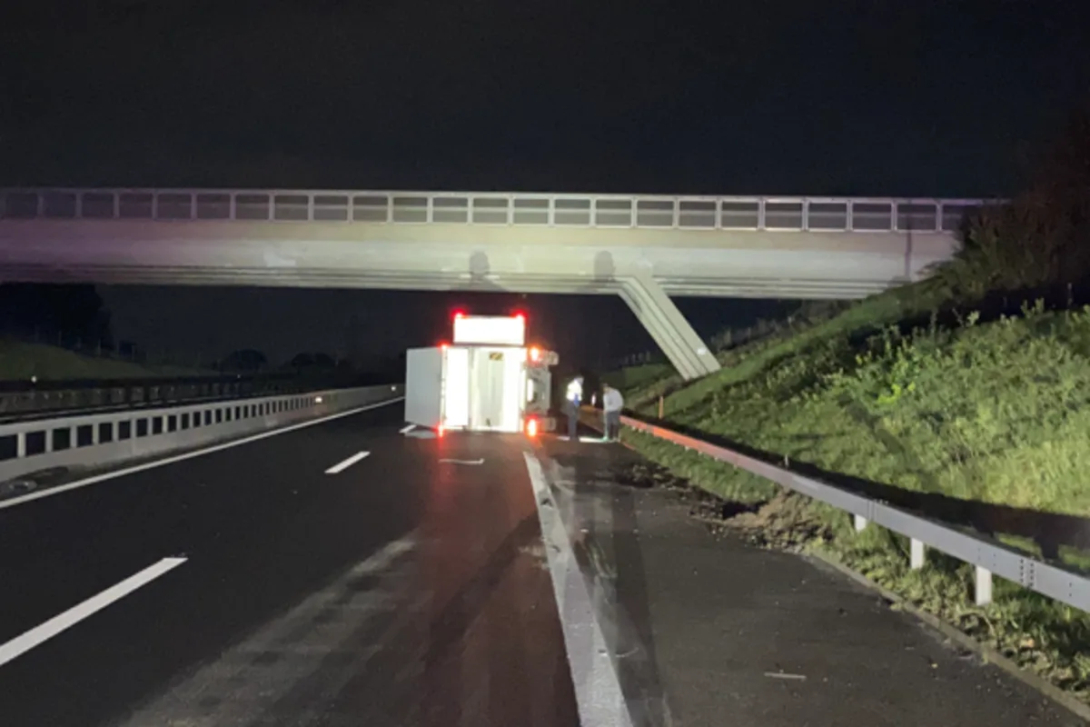A12 in Bösingen FR - Anhänger eines Lastwagens umgekippt 