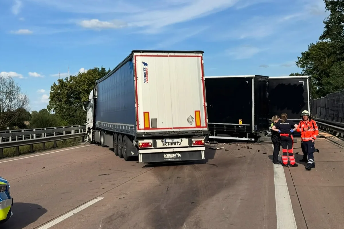 Zwei Lastwagen stehen nach einer Kollision auf der Autobahn. Einsatzkräfte sind vor Ort sichtbar.