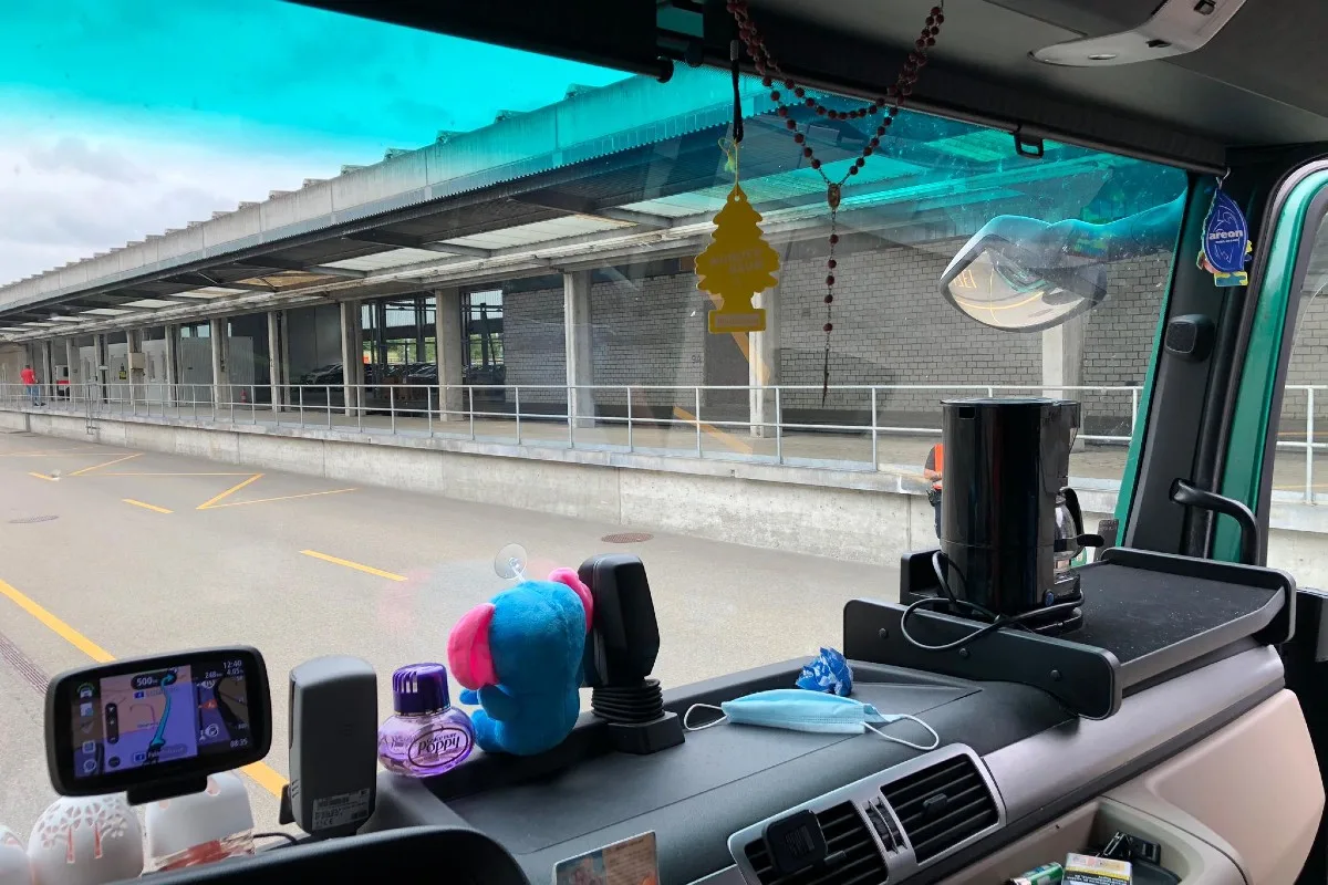Schaffhausen -  Chauffeur ohne Fahrberechtigung - Kaffeemaschine stört Blickfeld des Fahrers