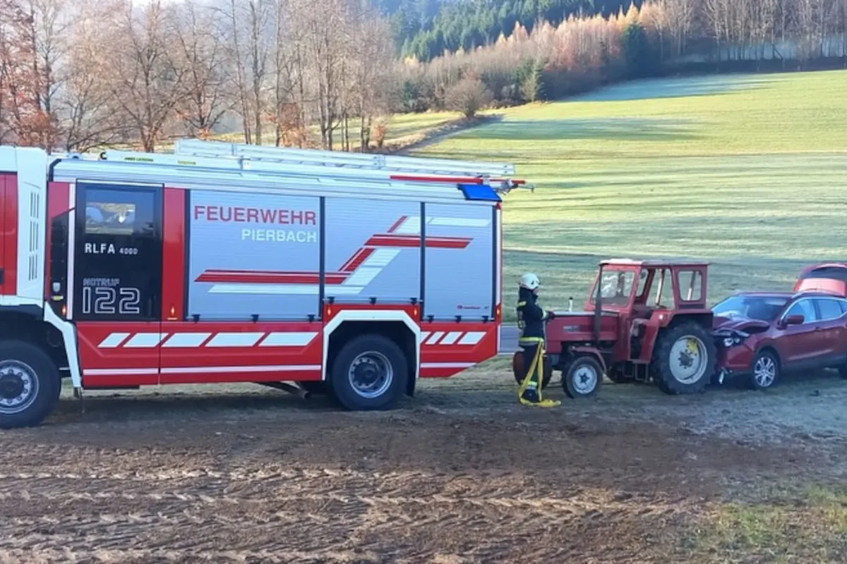 Pierbach OÖ – Unfall zwischen Auto und Traktor