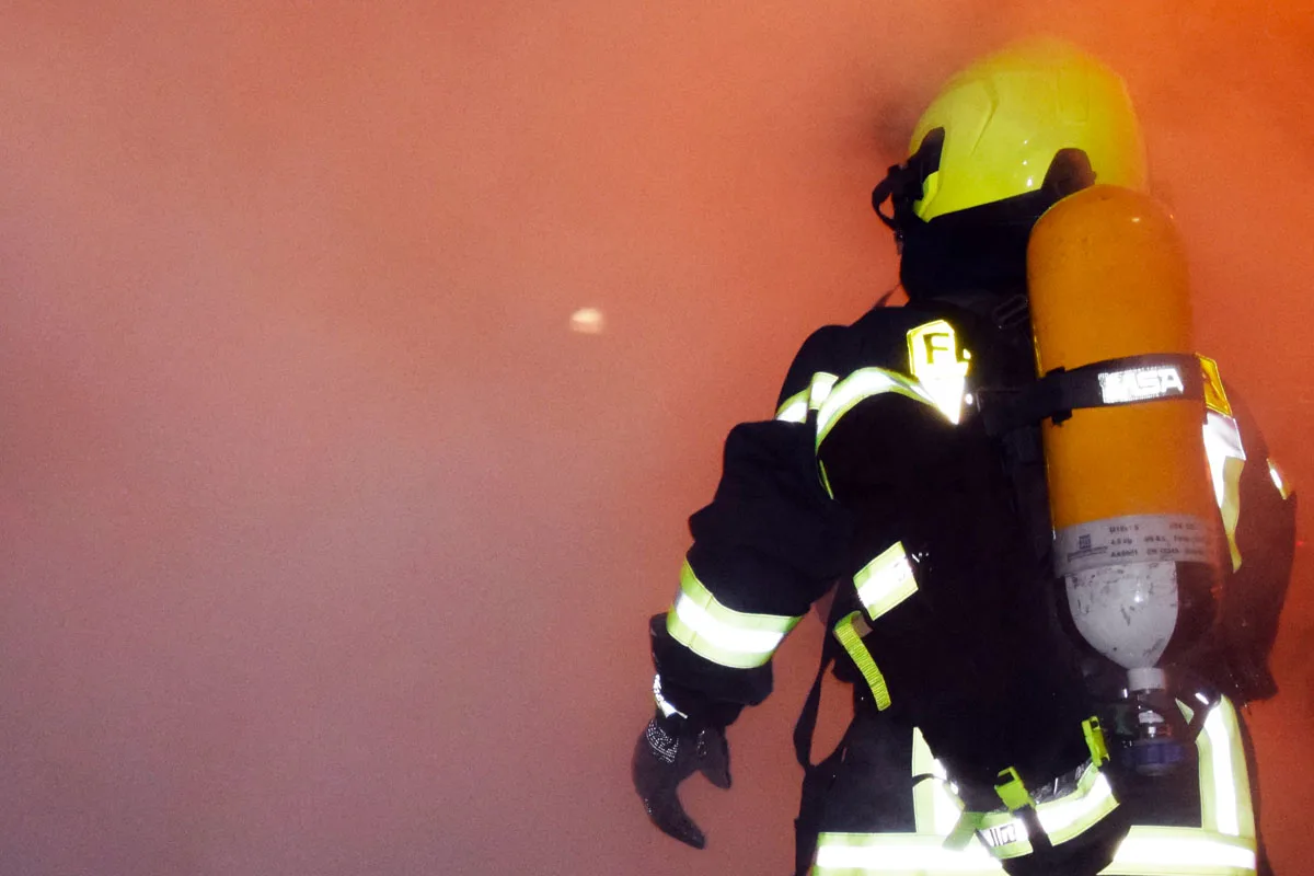Oberhausen - Zimmerbrand in einem Einfamilienhaus durch Feuerwehr gelöscht
