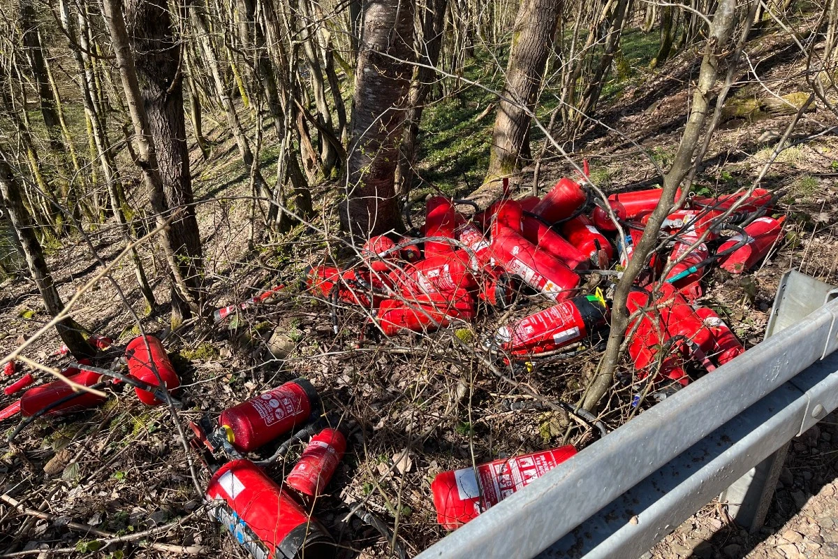 Nordsaarland - Diverse Feuerlöscher im Wald entsorgt