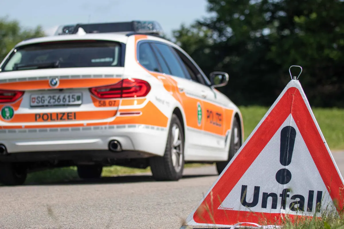 Heerbrugg SG – Fahrunfähiger Autofahrer prallt gegen Pfosten und flüchtet