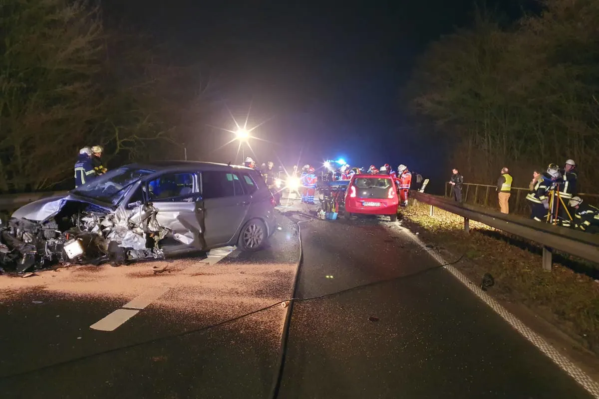 Unfall B404 Kiel - Schwerer Verkehrsunfall mit mehreren beteiligten PKW
