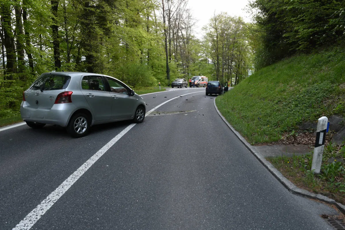 Büron LU – Massive Streifkollision zwischen zwei Autos