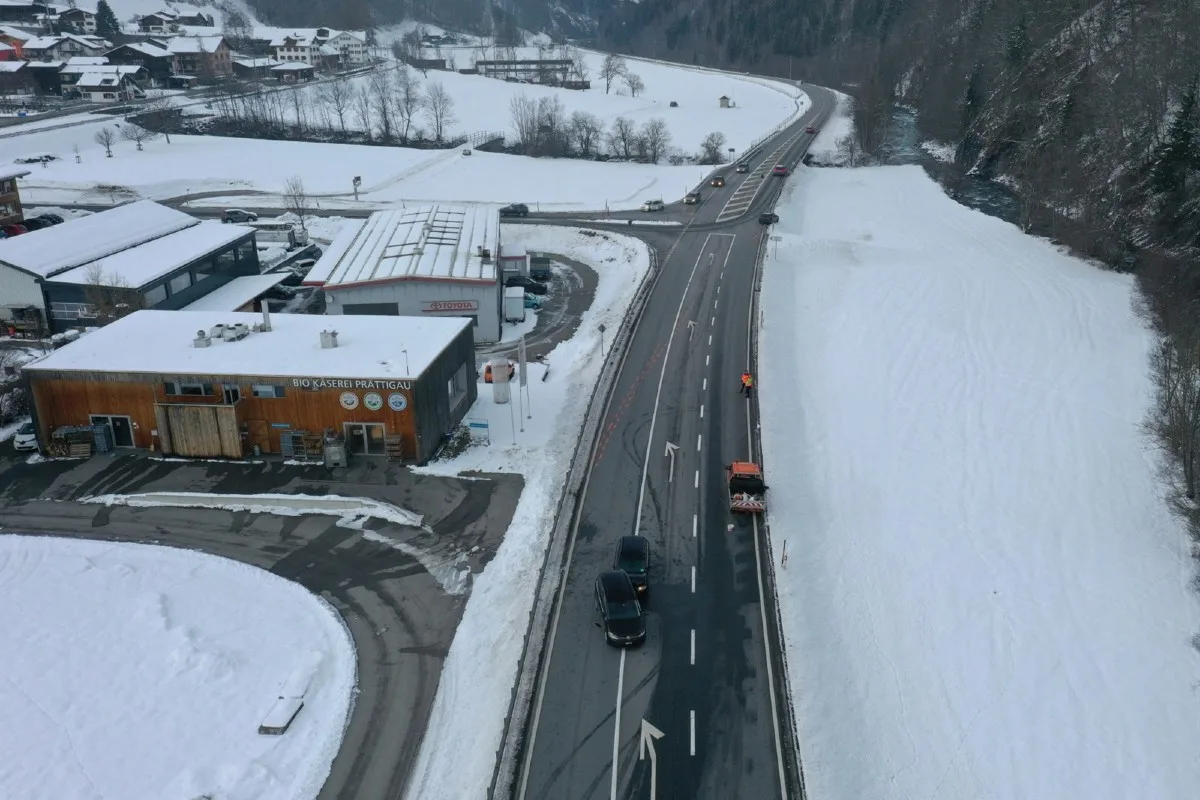 Jenaz GR - 18-Jähriger baut wegen Unaufmerksamkeit Unfall