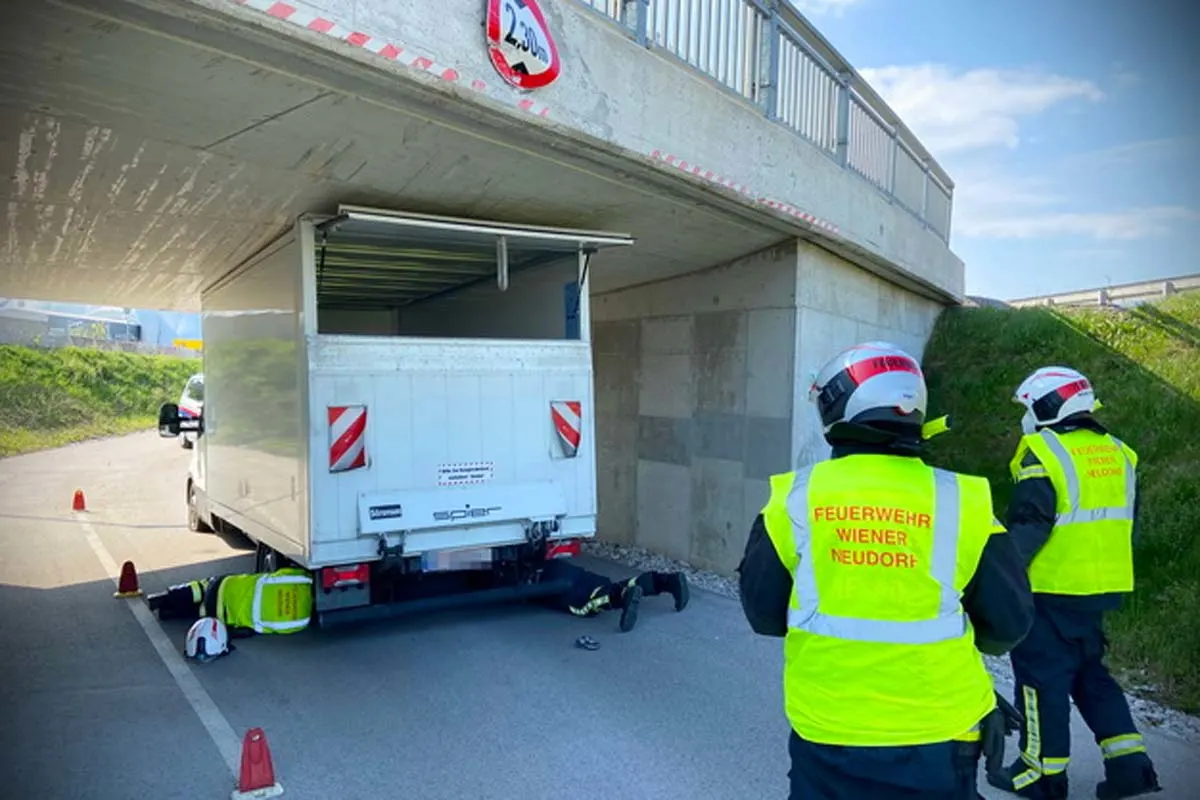Wiener Neudorf - Klein-Lkw steckt in Unterführung!
