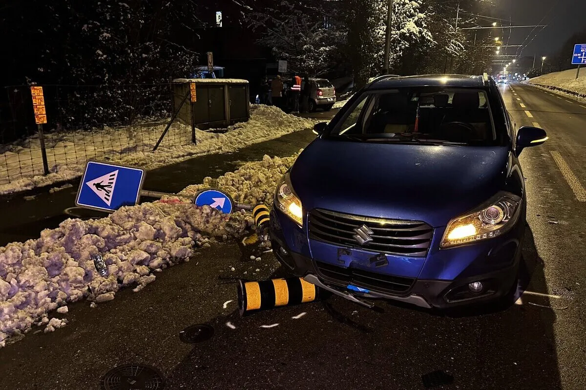 St.Gallen – Verkehrsteiler bei Unfall aus der Verankerung gerissen und gegen Auto geschleudert
